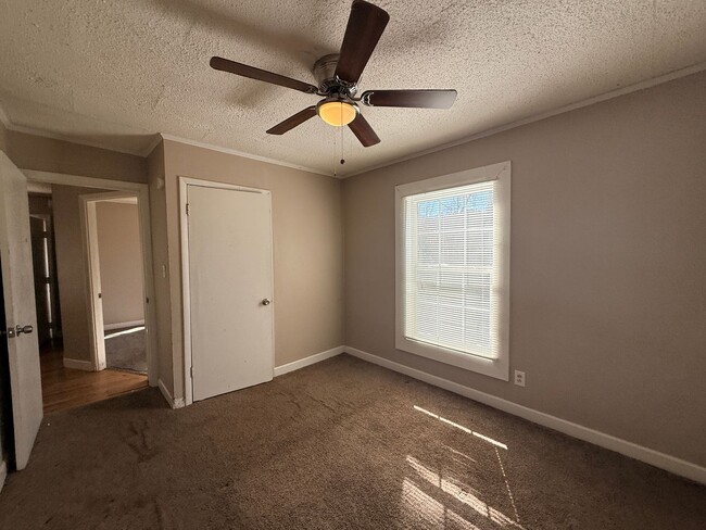 Building Photo - 3 Bed House! DEPOSIT-FREE Renting option thru OBLIGO! Deposit Alternative available.