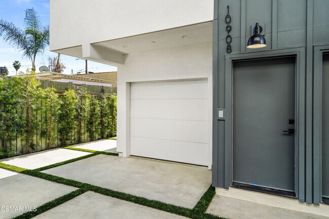 Building Photo - 10908 Hesby St