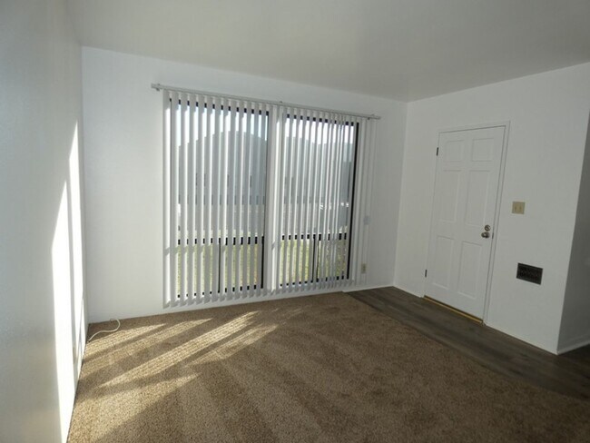 Building Photo - Holiday Move In Special!  First Month rent...