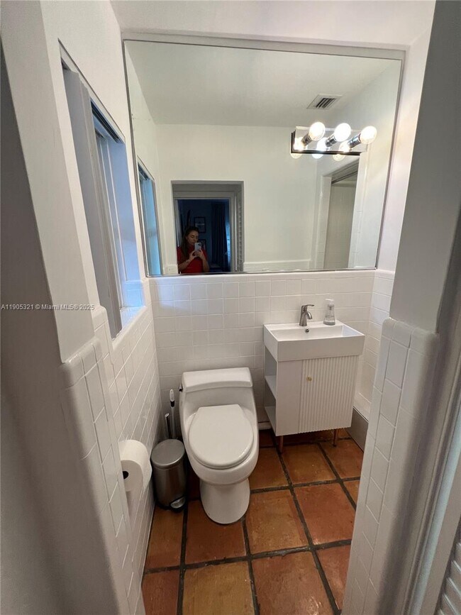 Building Photo - 312 NE 16th Terrace