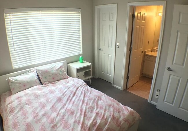 Building Photo - Beautiful townhome is Crown Point II!