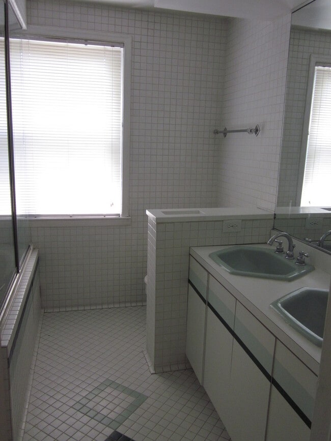 Building Photo - Charming 2 Bedroom/2 Bathroom in Catonsvil...