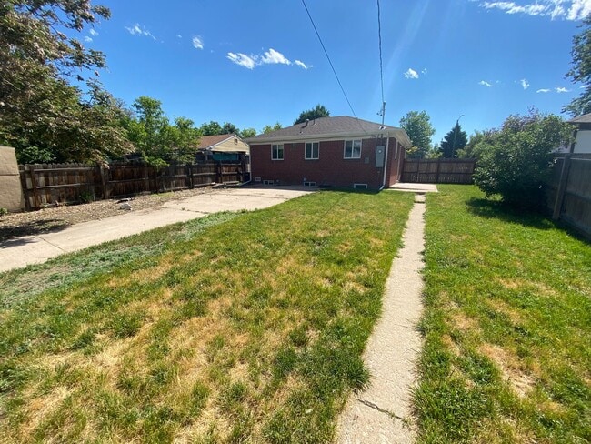 Building Photo - Great Home Close to Downtown - License #20...