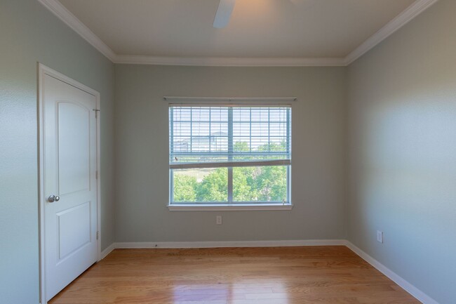 Building Photo - Gorgeous 2/BR 2/BA Single-Family Home in A...