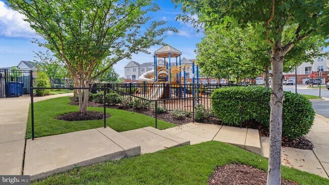 Building Photo - 43031 Foxtrail Woods Terrace