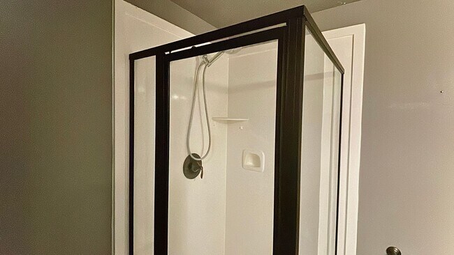 Building Photo - 6 Bedroom, 3.5 Bathroom Single Family Home in Layton Available June 1st!