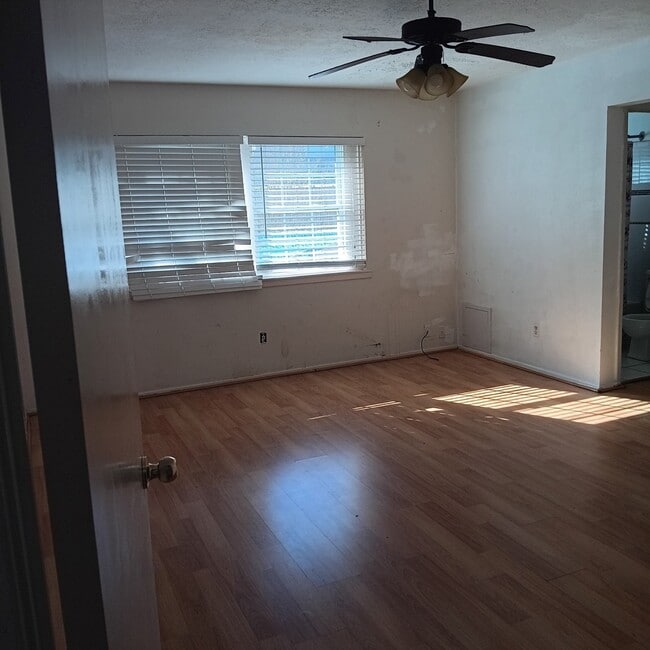 Building Photo - 13807 Towne W Blvd