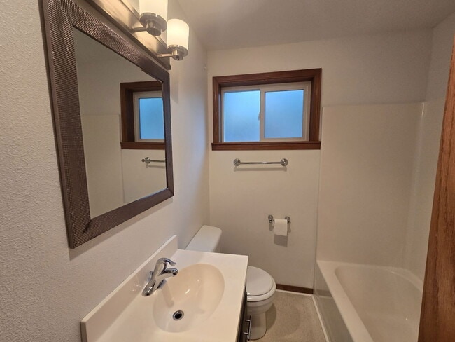 Building Photo - 1214 SE Overlook Ave