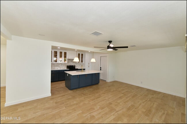 Building Photo - 3217 Wedgewood Dr