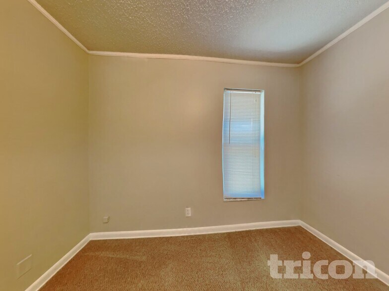 Building Photo - 702 Falkirk Ave