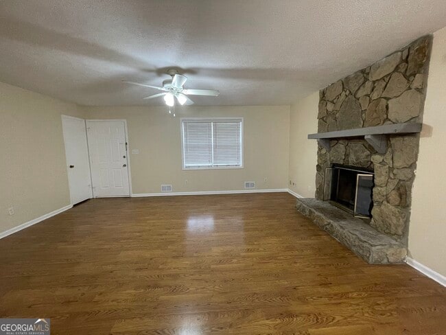 Building Photo - 2596 Woodland Dr NW