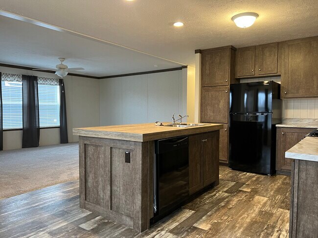 Building Photo - 140 Oak