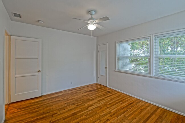 Building Photo - Bright & Charming, Single Story 3BR2BA Home w/ Large Front Yard, Huge Fenced Rear Yard w/ Large D...