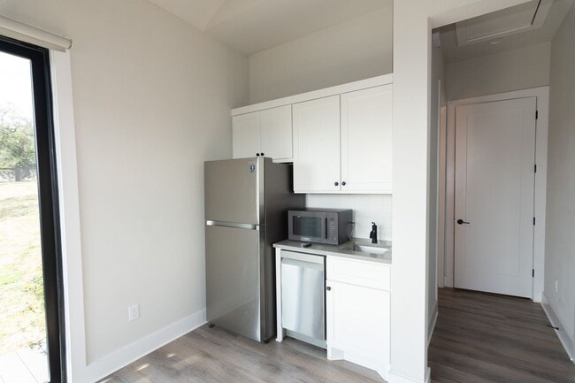 Building Photo - 2802 Lawrence Dr