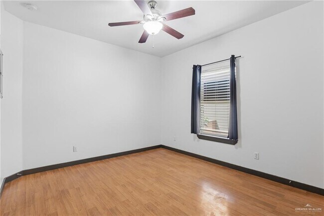 Building Photo - 1304 E Camellia Ave