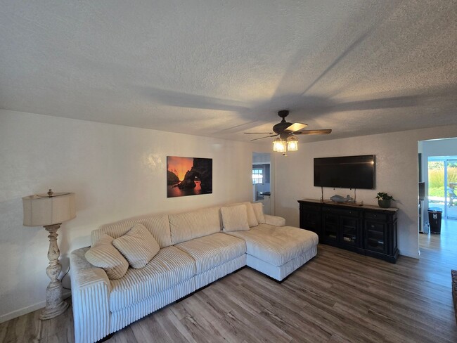 Building Photo - Stunning 4BR/2BA Fortuna home in quiet nei...