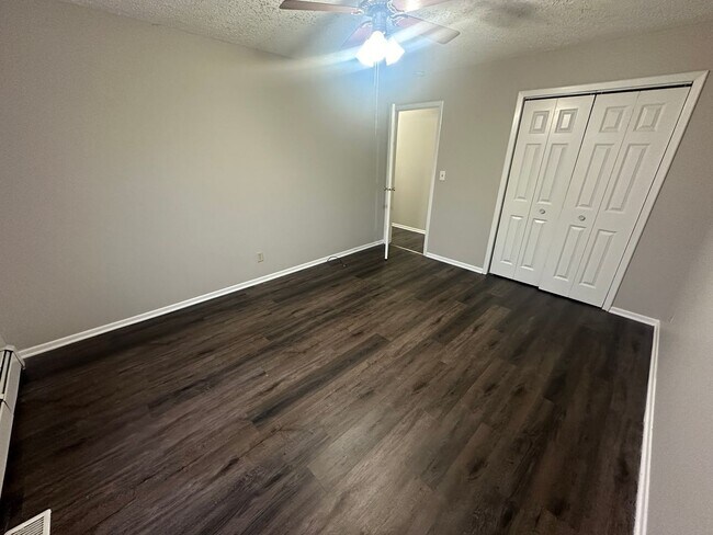 Building Photo - 607 Hillview Dr