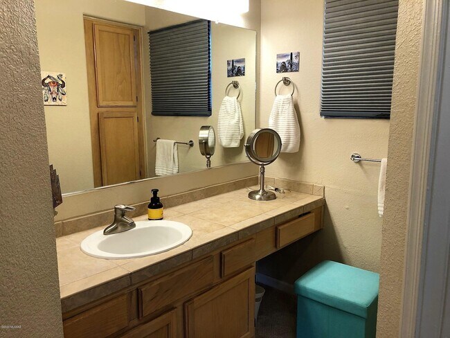 Building Photo - 6655 N Canyon Crest Dr