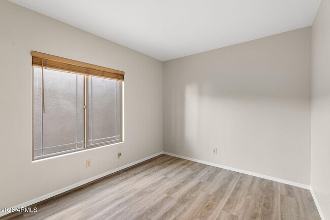 Building Photo - 8841 E Meadow Hill Dr