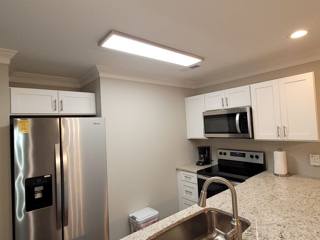 Building Photo - Furnished 3 BR, 3 BH Townhouse in Wilmington!