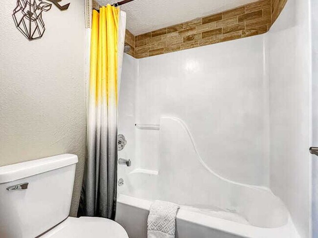 Building Photo - Adorable 1BR - Ground Entry Available FULLY FURNISHED