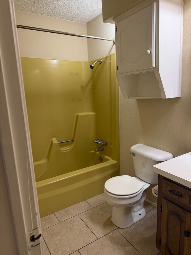 Building Photo - Centrally Located 1 Bedroom Unit