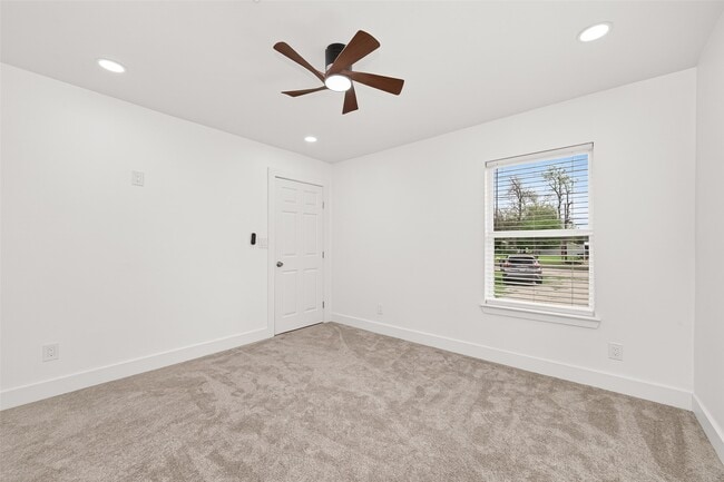 Building Photo - 6615 W Montgomery Rd