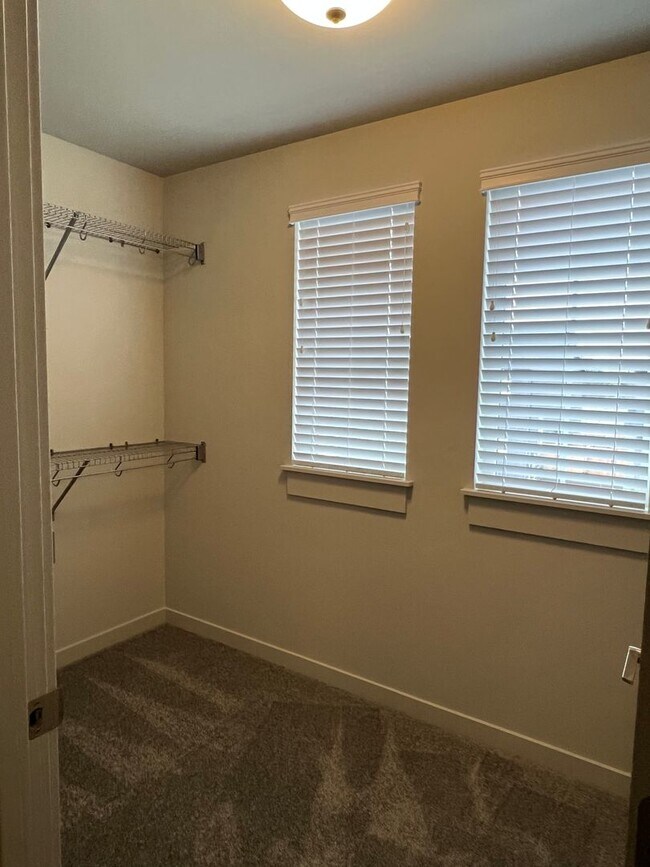 Building Photo - 3 Bedroom Townhome Dry Canyon Community