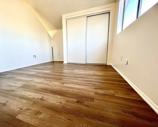 Building Photo - 11150 Glenoaks Blvd