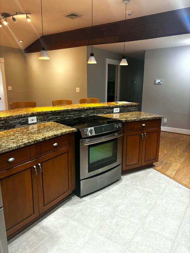 Building Photo - 339 Thole St