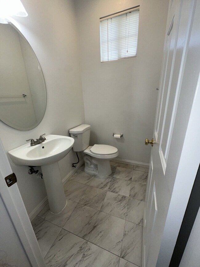 Building Photo - Charming 3 Bed, 3 Bath Home in Corona