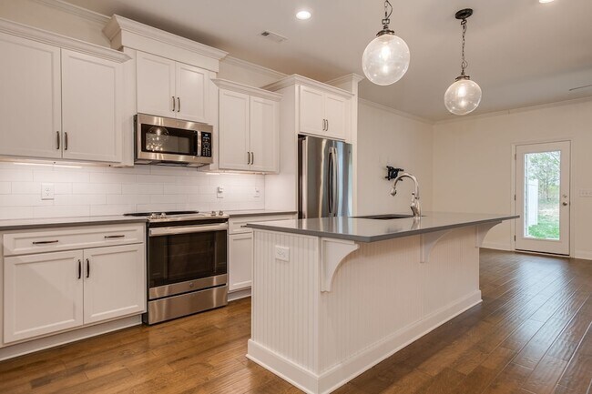 Building Photo - 3125 Sassafras Ln