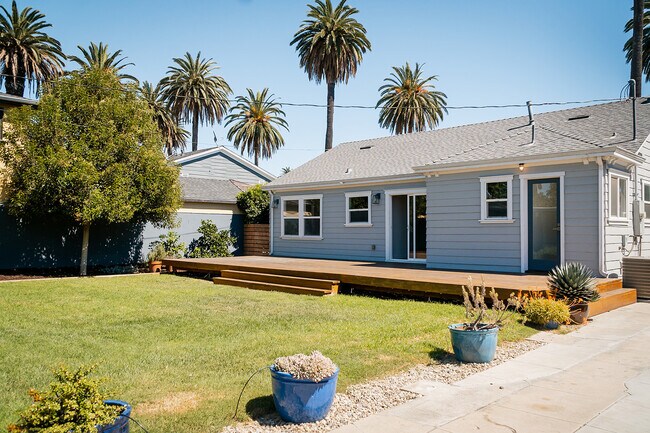 Building Photo - 2709 S Harcourt Ave