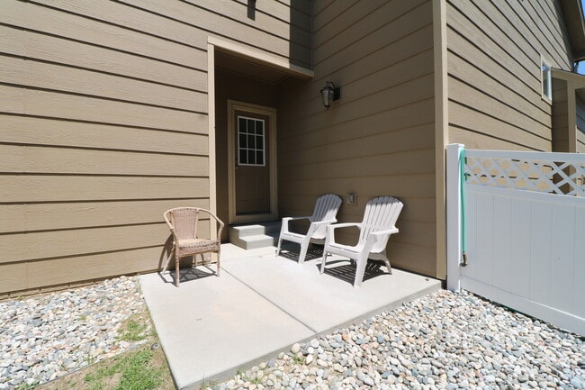 Building Photo - 3bdrm 3bath home with 2 car garage