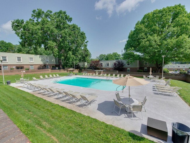Building Photo - Check out this amazingly located 3 bed/2 b...