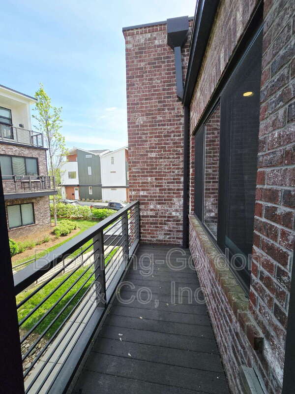 Building Photo - 1035 Chester Ave