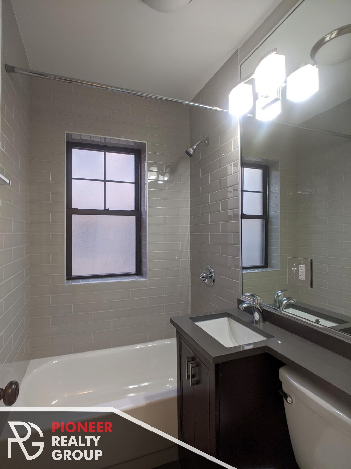Building Photo - 440 W Belden Ave
