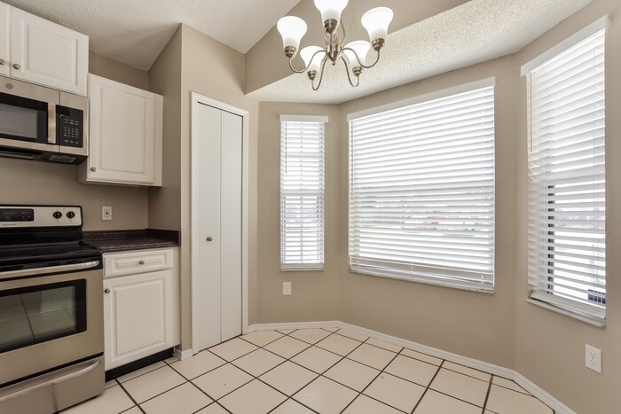 Building Photo - 1121 Shoshanna Dr