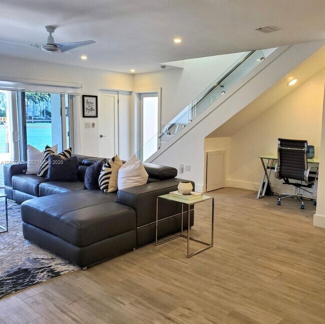 Building Photo - Beautiful waterfront townhouse in the heart of Miami