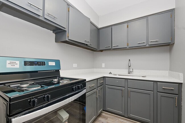 Interior Photo - 7806-7812 S Troy