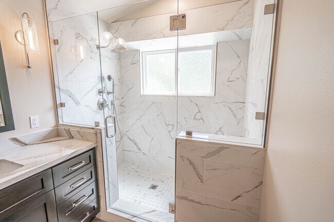 Building Photo - COMING SOON! 4 Bedroom Home for Rent in Santa Clarita!