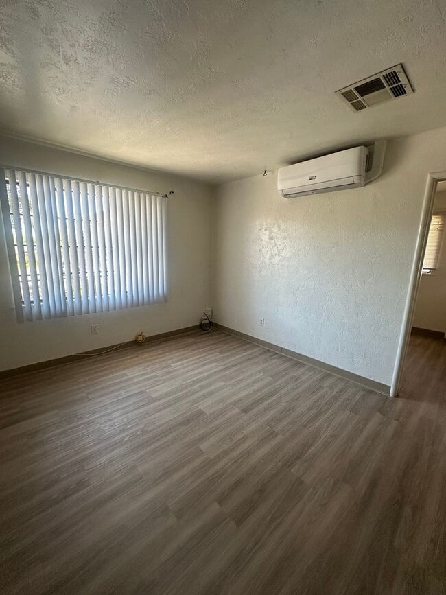 Building Photo - Charming 1-Bedroom Apartment in Short Acres –