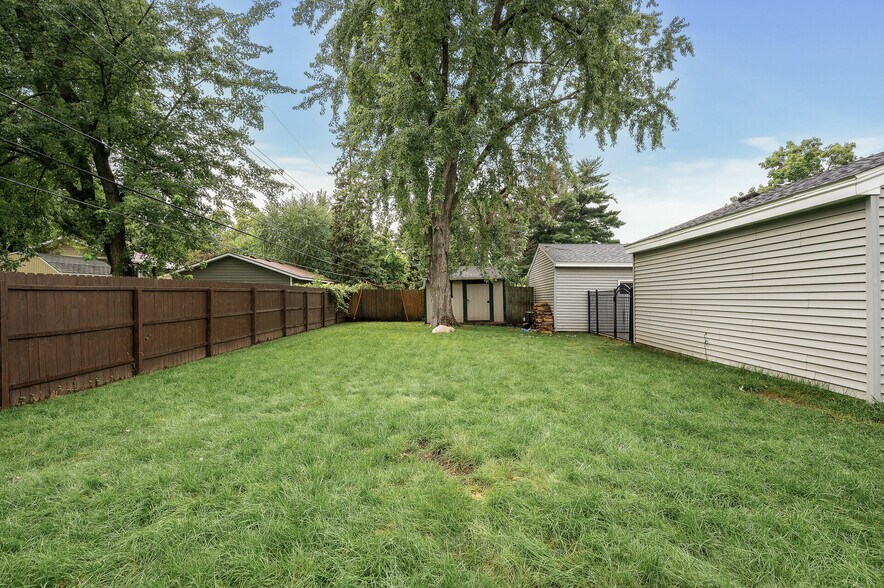 Building Photo - 8721 Elliot Ave S