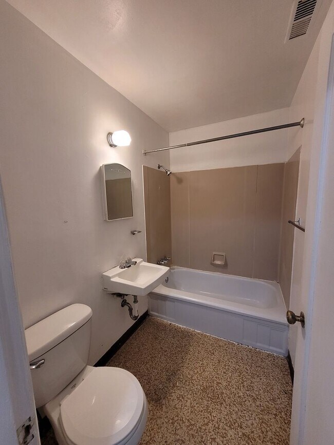 Building Photo - 1222-1224 Vandenberg Ave