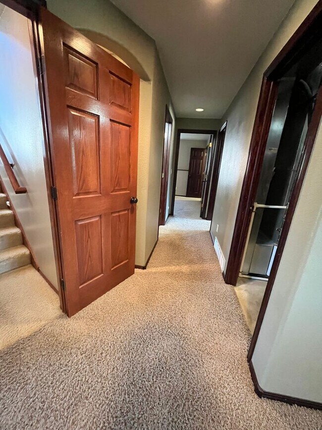 Building Photo - Stunning 4 Bed/2 Bath with 3 Car Garage and Fenced in Yard!