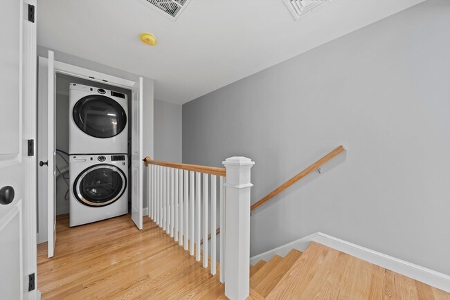 Building Photo - 473 Newport Ave