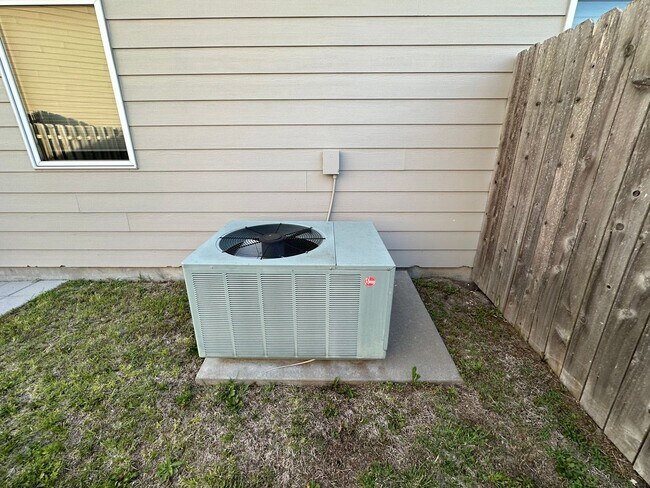 Building Photo - GREAT FAMILY HOME!