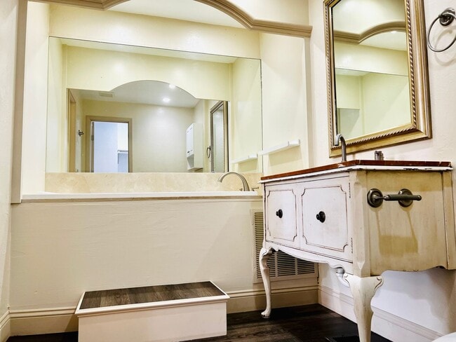 Building Photo - Beautiful 2BD 2BA Town-Home near Nichols Hills in Glen Brook!!!