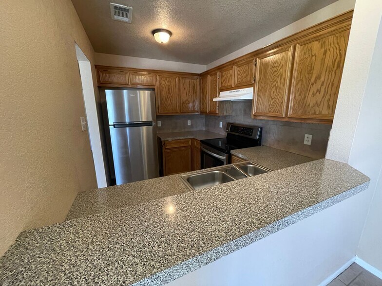 Building Photo - 614 Bermuda St