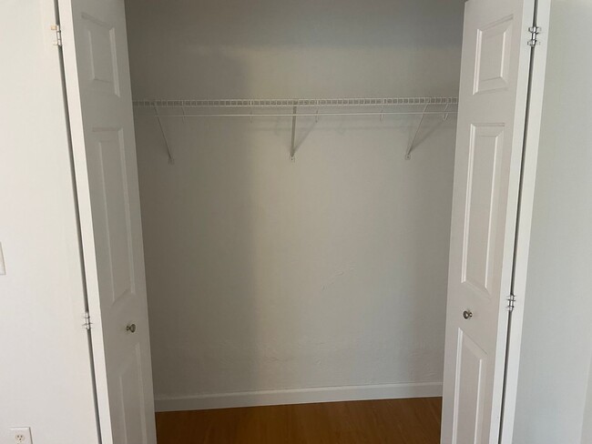 Building Photo - Newly Renovated Townhouse Style Condo For ...